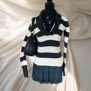 Y2K Grey and white striped American Eagle knit snatched sweater